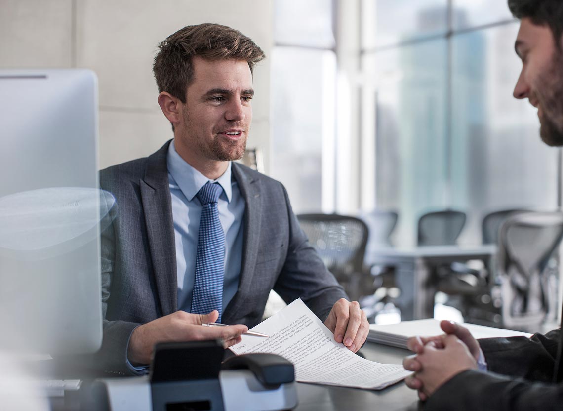 Como é definido o salário de um consultor IT na QuickOps
